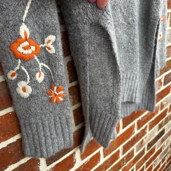 Gilli Women Gray soft Embroidered Floral Long Sleeve Sweater Small Oversized - Picture 3 of 6
